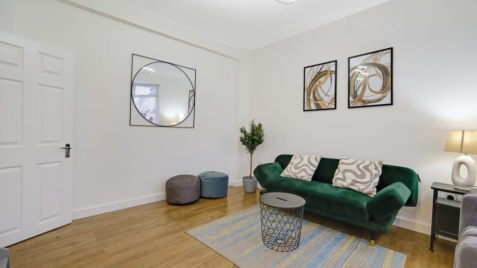 5 Bedroom House by London Airport, Excel and Olympic stadium House in London