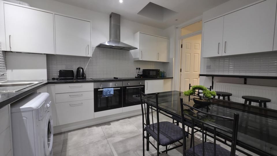 5 Bedroom House by London Airport, Excel and Olympic stadium House in London