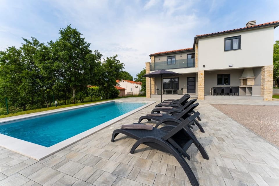Property building, Patio, Day, Swimming pool, sunbed