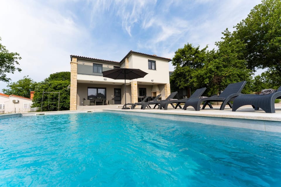 Property building, Day, Pool view, Swimming pool, sunbed