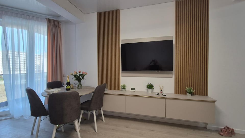 TV and multimedia, Living room, Seating area, Dining area