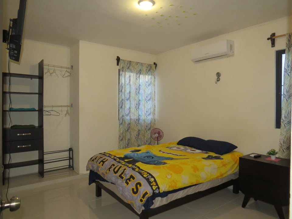 Bed, TV and multimedia, Photo of the whole room, Bedroom, air conditioner