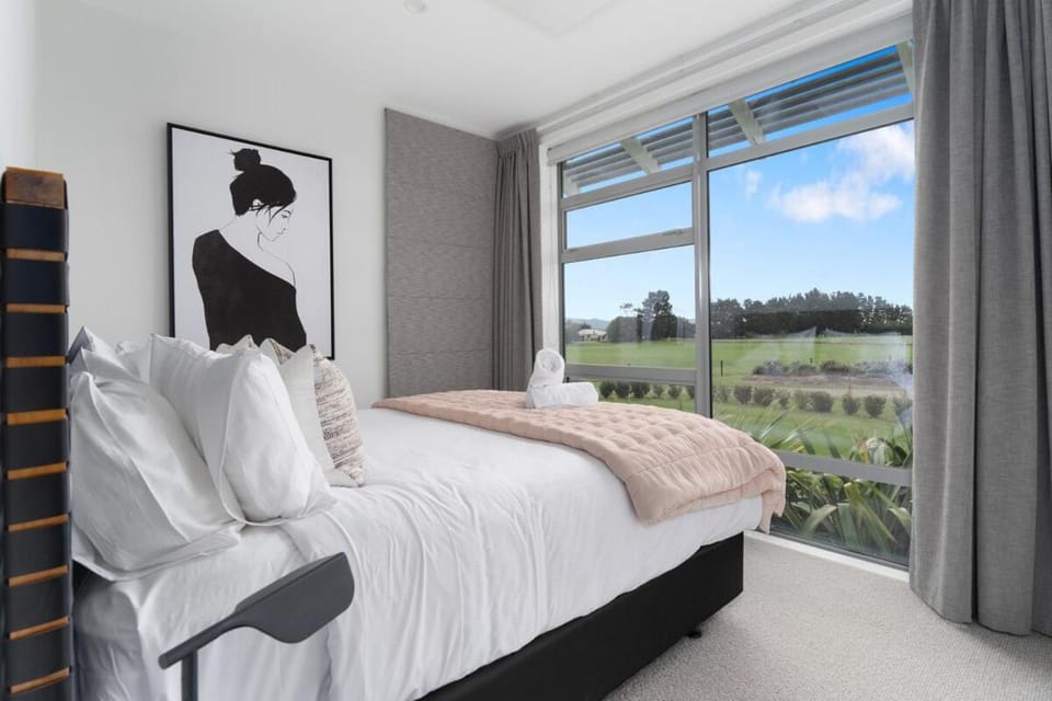 White Rock Retreat-Whare Iti House in Martinborough
