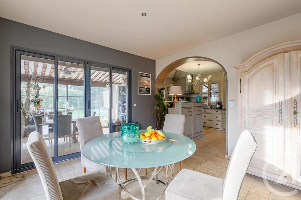 Communal lounge/ TV room, Kitchen or kitchenette, Food and drinks, Seating area, Dining area