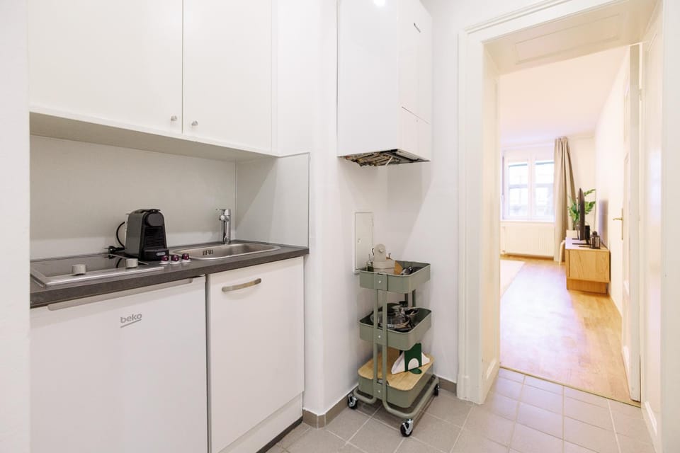 Coffee/tea facilities, Kitchen or kitchenette, stove