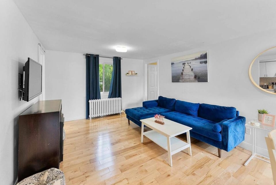 Cozy Family Retreat Minutes From the Falls and Pet Friendly House in Niagara Falls