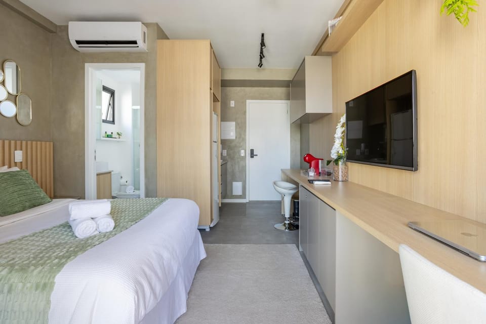 Bed, TV and multimedia, Kitchen or kitchenette, Photo of the whole room, Decorative detail, Bedroom, Area and facilities, furniture, air conditioner