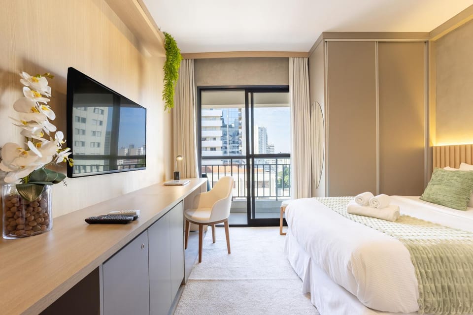 Bed, TV and multimedia, Photo of the whole room, Bedroom, towels