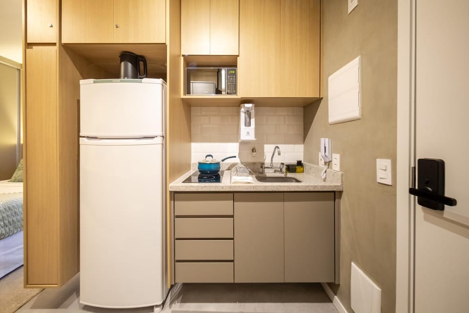 Coffee/tea facilities, Kitchen or kitchenette, Dining area, Area and facilities, microwave, stove, kitchen