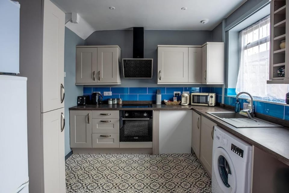 Stylish 3 bedroom Wigan House sleeps 7 House in Wigan