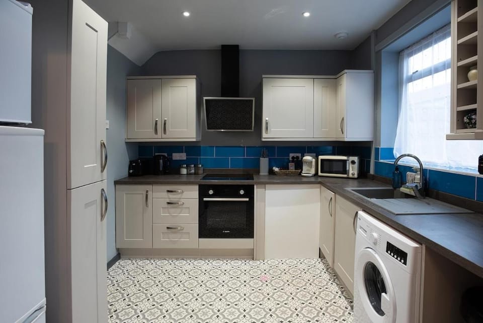 Stylish 3 bedroom Wigan House sleeps 7 House in Wigan