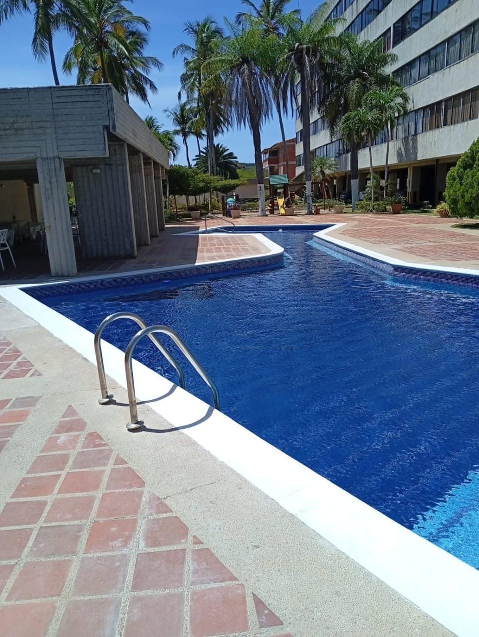 Property building, Day, Swimming pool, sunbed