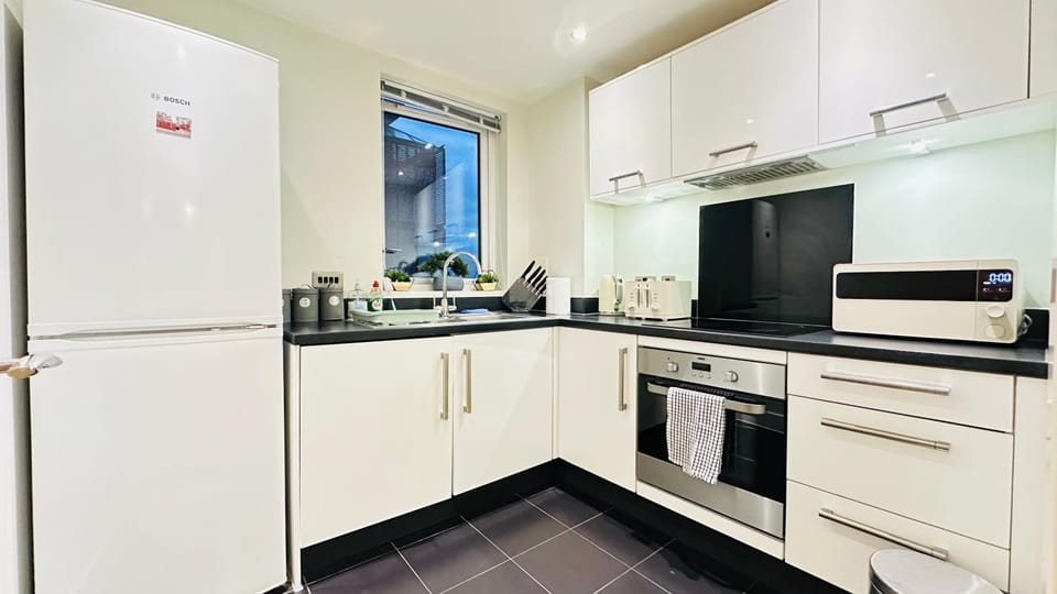 2 Bed 2 Bath Apartment, 10 Sec to station, Ideal for long stays Apartment in Edgware