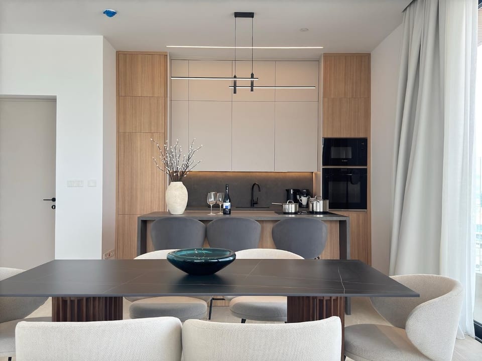 Kitchen or kitchenette, Dining area