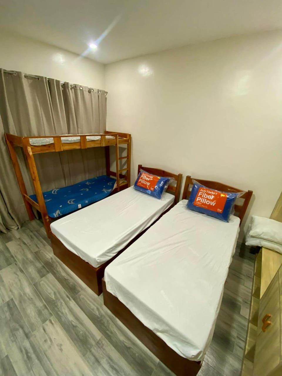 Photo of the whole room, Bedroom, bunk bed, towels