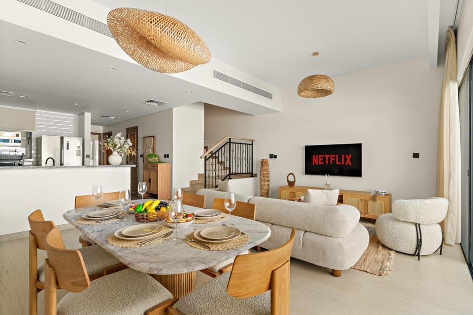VayK - Modern 4 BD Townhouse with Private Garden in Damac Lagoons House in Dubai