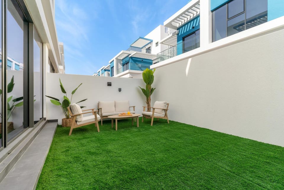 VayK - Modern 4 BD Townhouse with Private Garden in Damac Lagoons House in Dubai