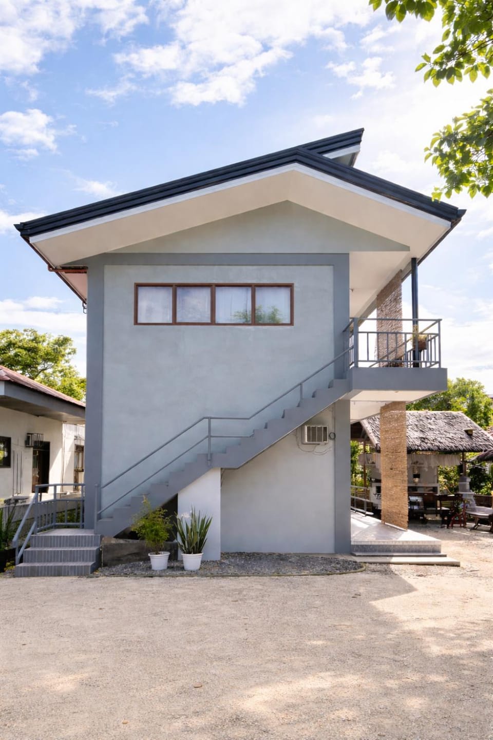 Property building, Neighbourhood, Garden, Parking