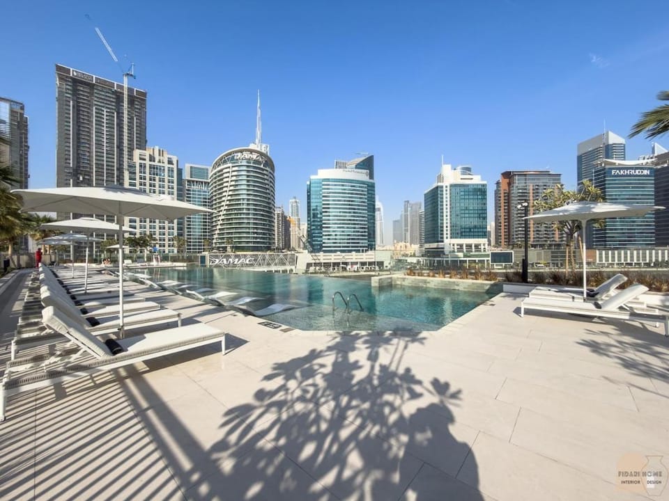 Réveille Face au Burj Khalifa Vu Canal & Piscine Apartment in Dubai