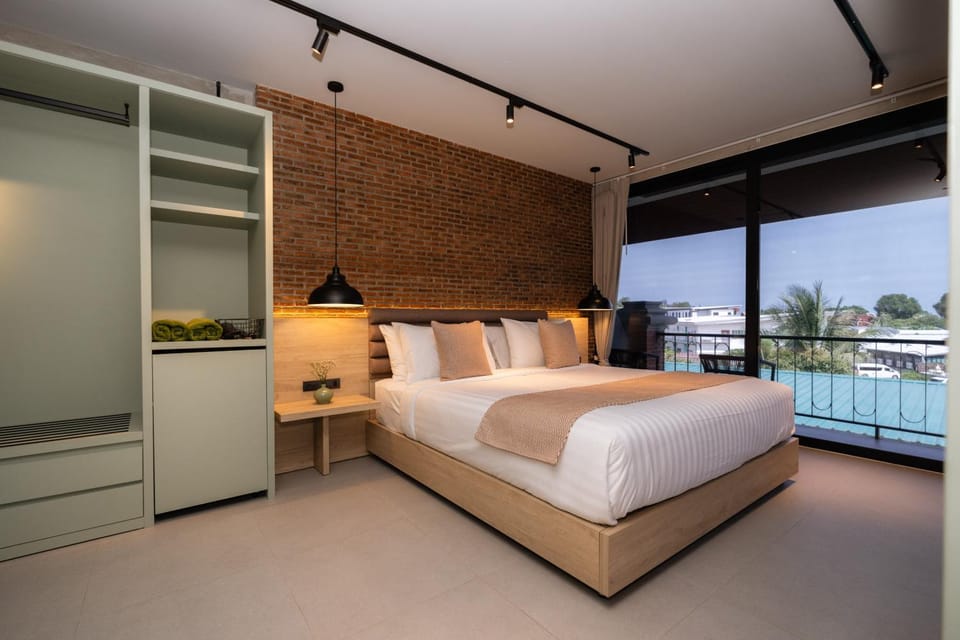 Bedroom, City view