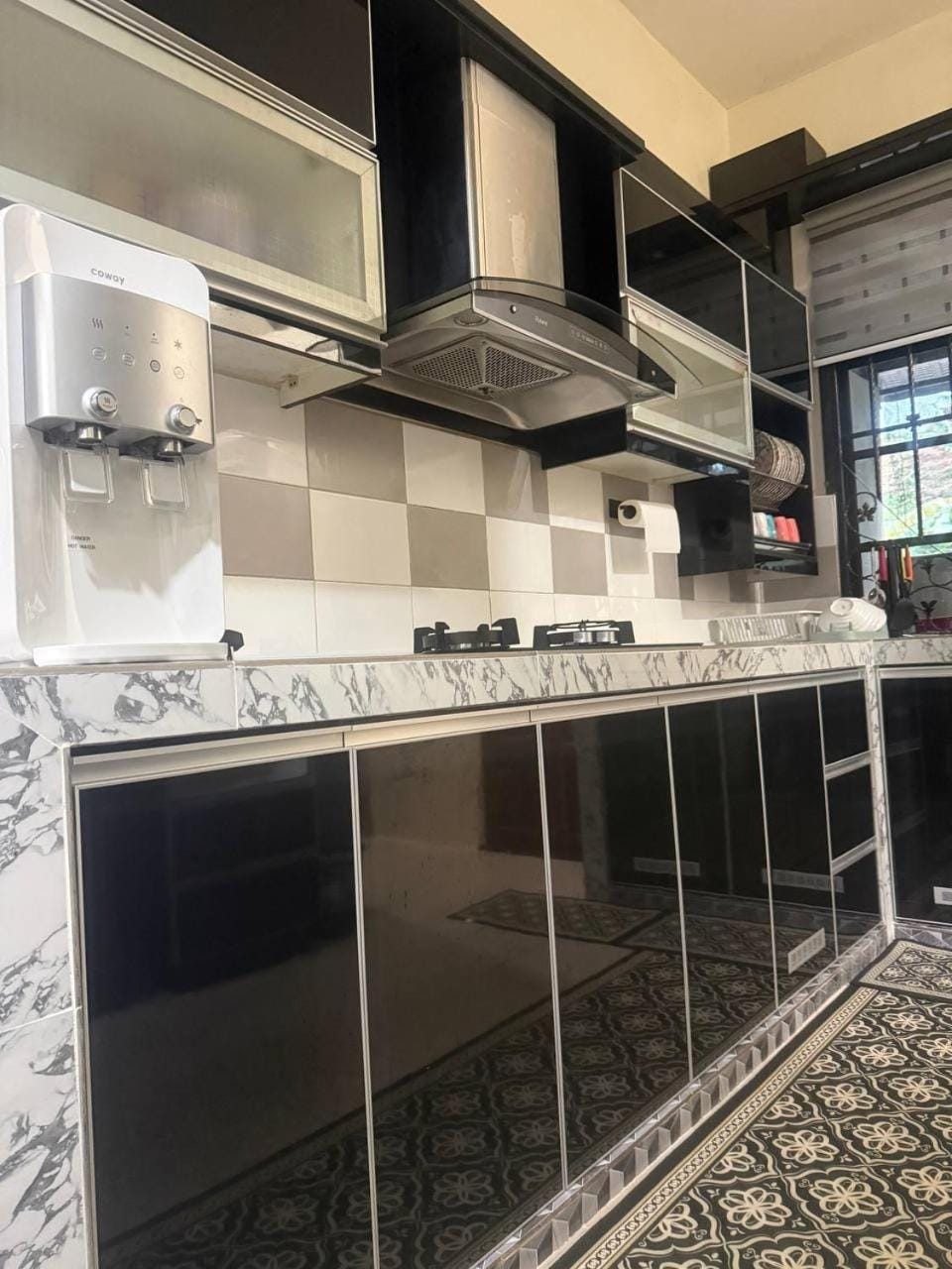 Kitchen or kitchenette, dishwasher, stove
