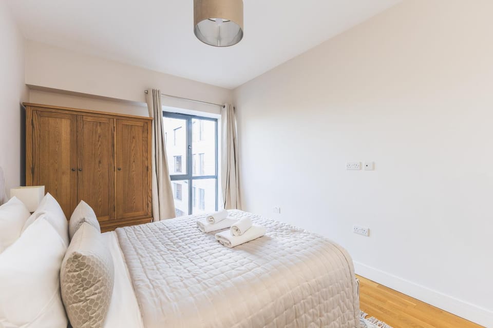Modern 1BDR Near Heathrow with Parking Amenities Apartment in England