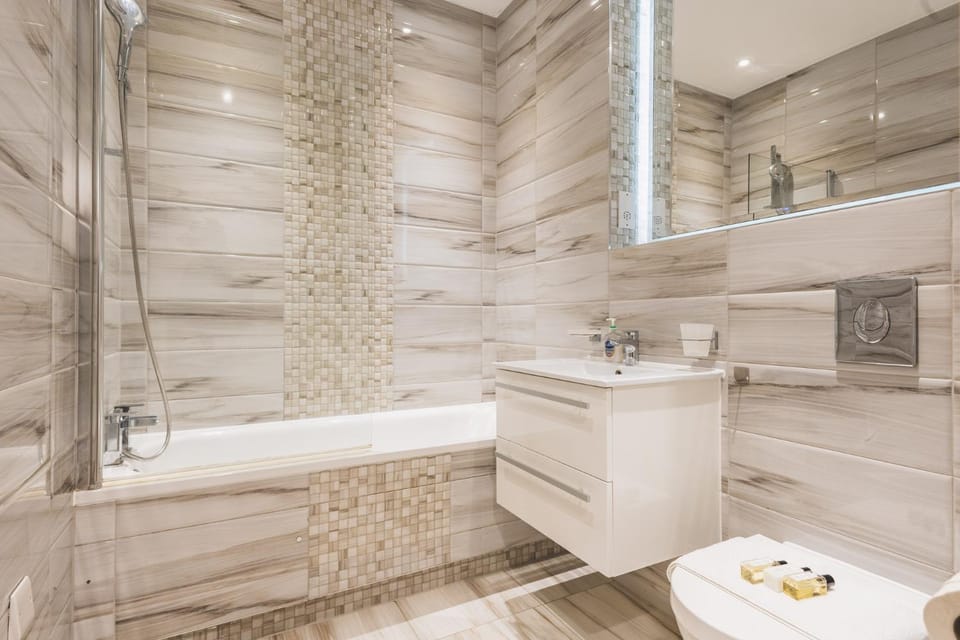 Modern 1BDR Near Heathrow with Parking Amenities Apartment in England