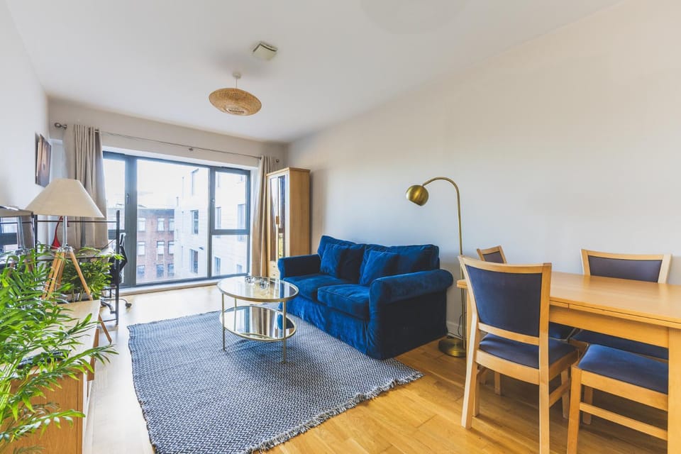 Modern 1BDR Near Heathrow with Parking Amenities Apartment in England