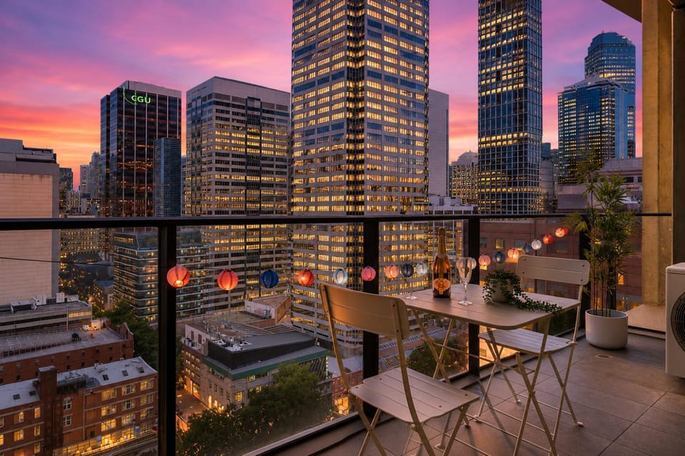Stylish 2BR CBD - Balcony, Pool & Gym Apartment in Melbourne