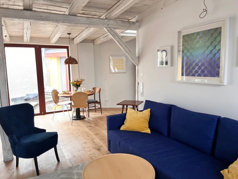 Photo of the whole room, Seating area