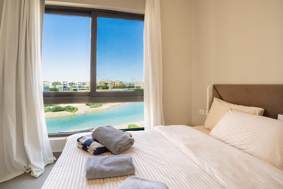 Bed, View (from property/room), Bedroom, Lake view