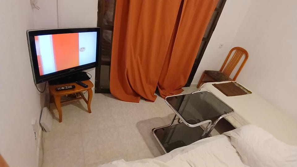 Bed, TV and multimedia, Photo of the whole room, Bedroom