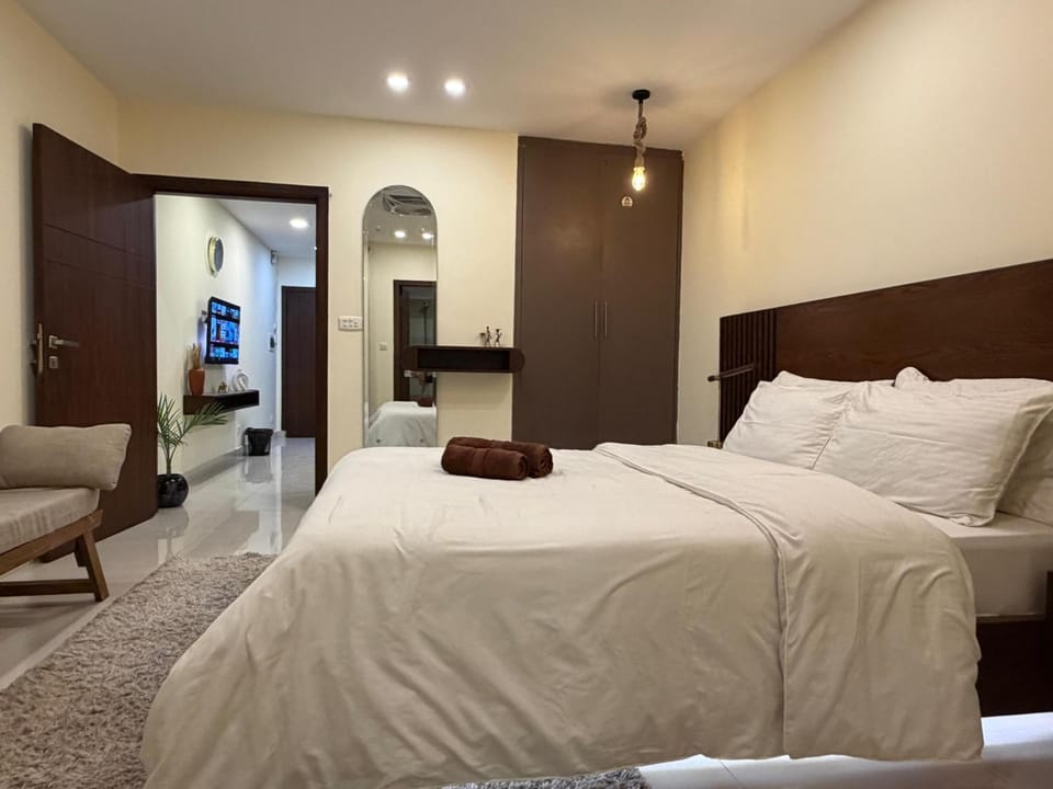 Skyluxe Designer Suits with heating Fast Wifi, Rooftop pool, Gym, Sauna and Self checkin Apartment in Islamabad
