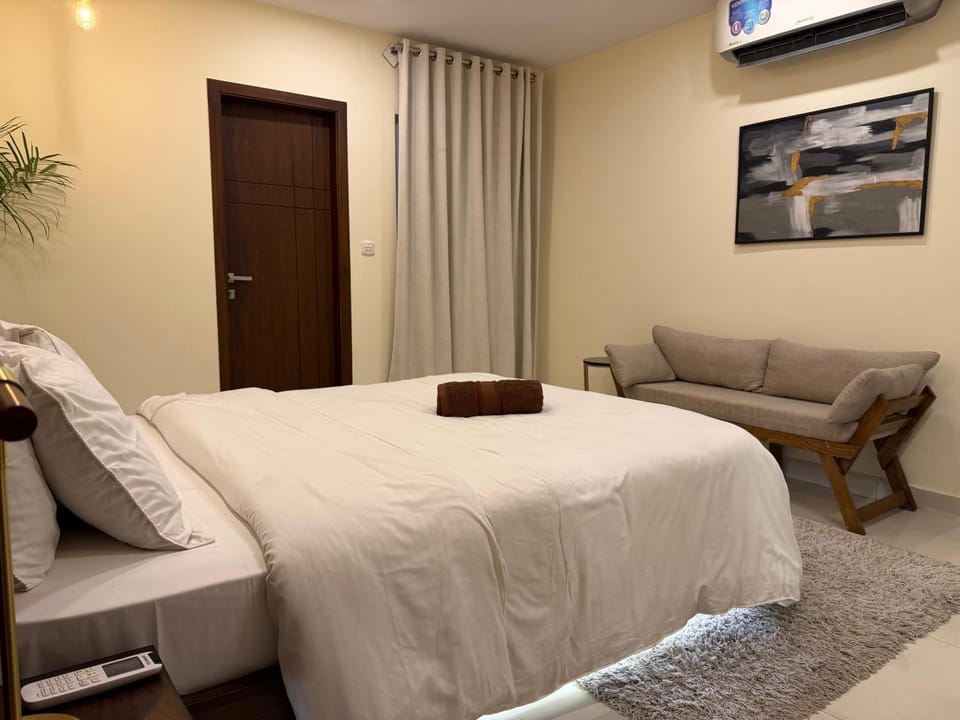 Skyluxe Designer Suits with heating Fast Wifi, Rooftop pool, Gym, Sauna and Self checkin Apartment in Islamabad