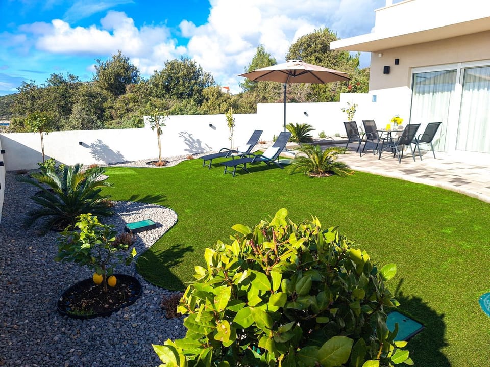 Garden, Garden, Seating area, sunbed