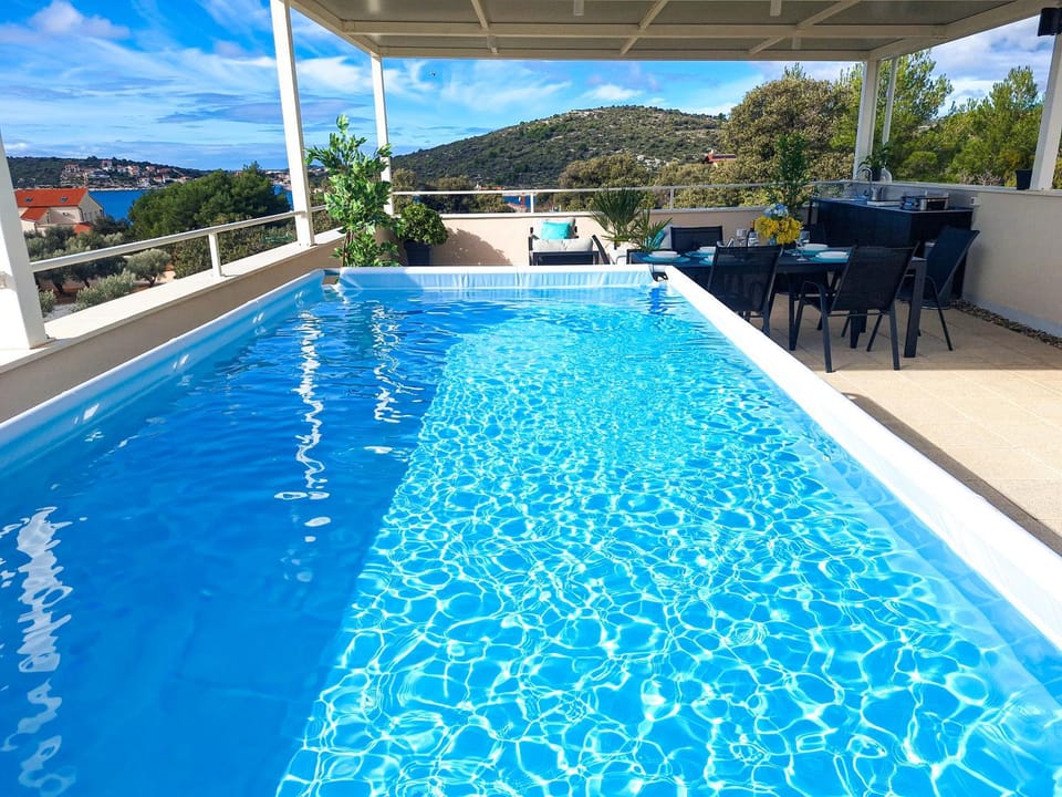Kitchen or kitchenette, Seating area, Dining area, Sea view, Sea view, Swimming pool, Swimming pool