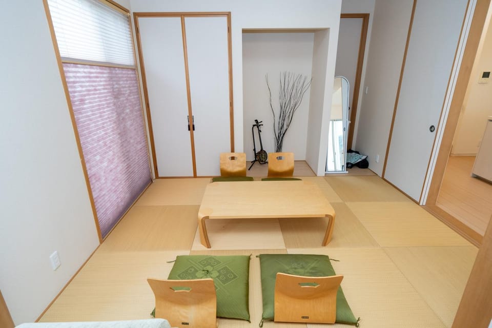 Photo of the whole room, Seating area