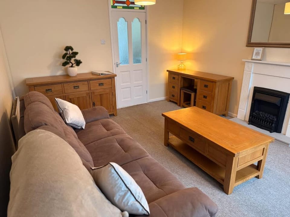 Ajax House - 2-Bed, Sleeps 5, Parking, WiFi, Contractors House in England