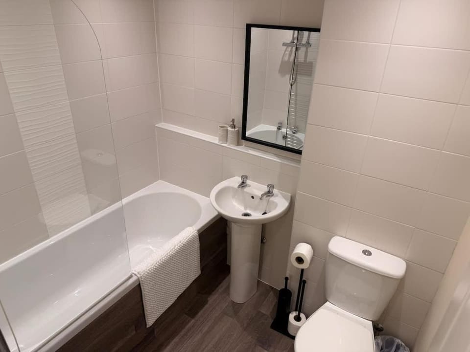 Ajax House - 2-Bed, Sleeps 5, Parking, WiFi, Contractors House in England