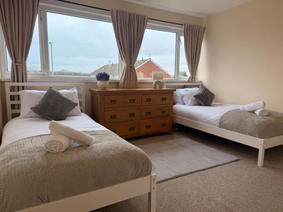 Ajax House - 2-Bed, Sleeps 5, Parking, WiFi, Contractors House in England