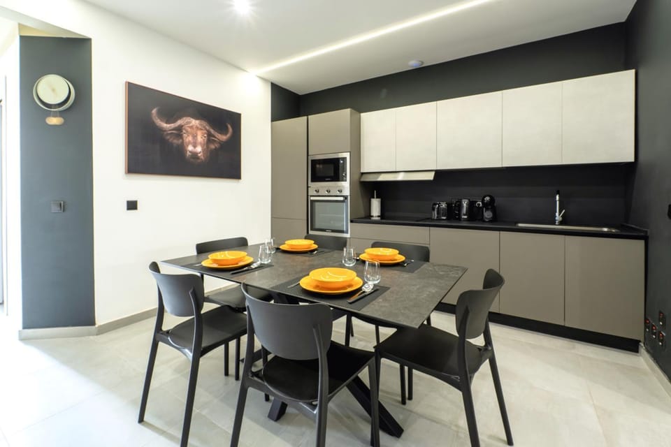 Kitchen or kitchenette, Food and drinks, Dining area, Food, stove