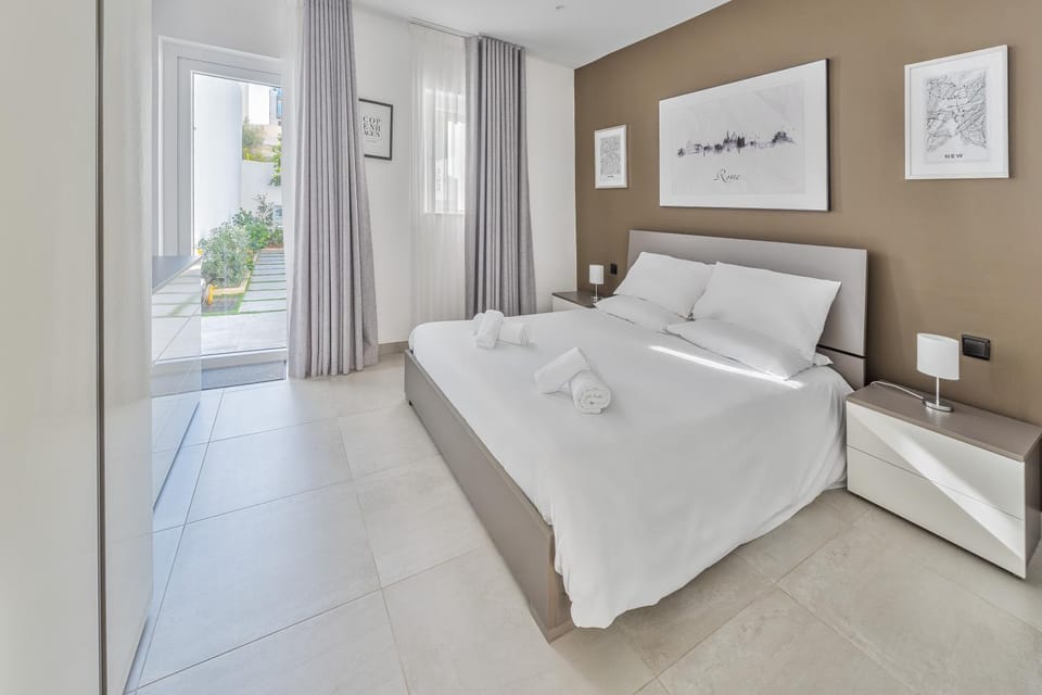 Bed, Photo of the whole room, Bedroom, towels, air conditioner