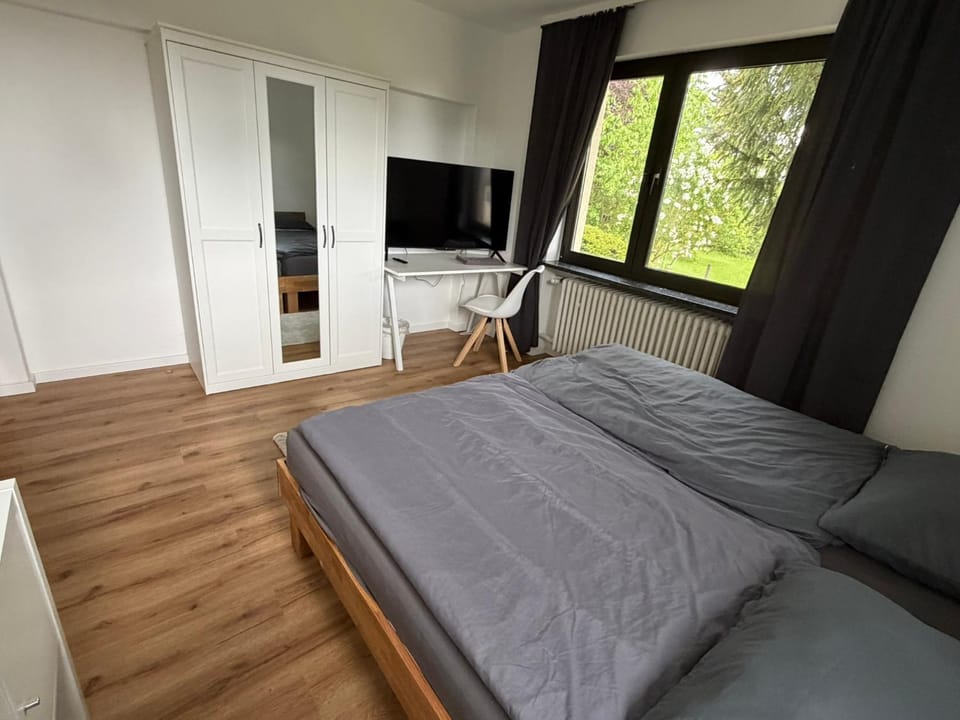 Bed, TV and multimedia, Photo of the whole room, Bedroom, hair dresser