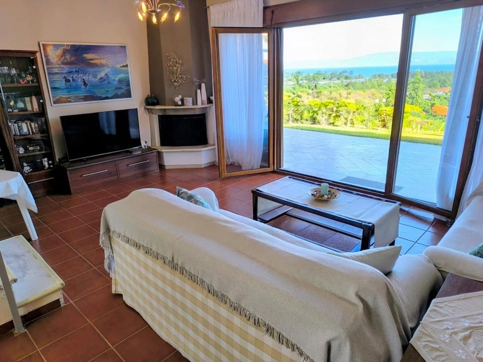 Communal lounge/ TV room, Living room, Seating area, Sea view
