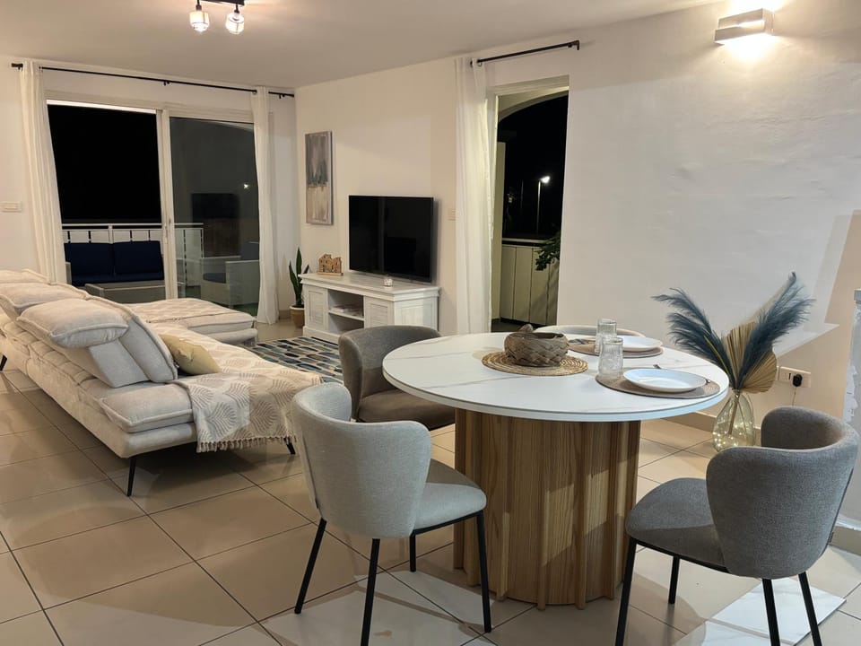 Communal lounge/ TV room, TV and multimedia, Living room, Dining area, air conditioner