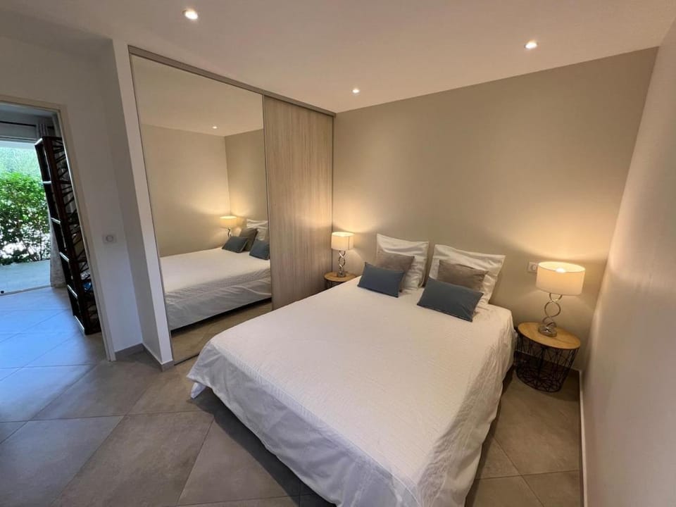 Photo of the whole room, Bedroom, wardrobe