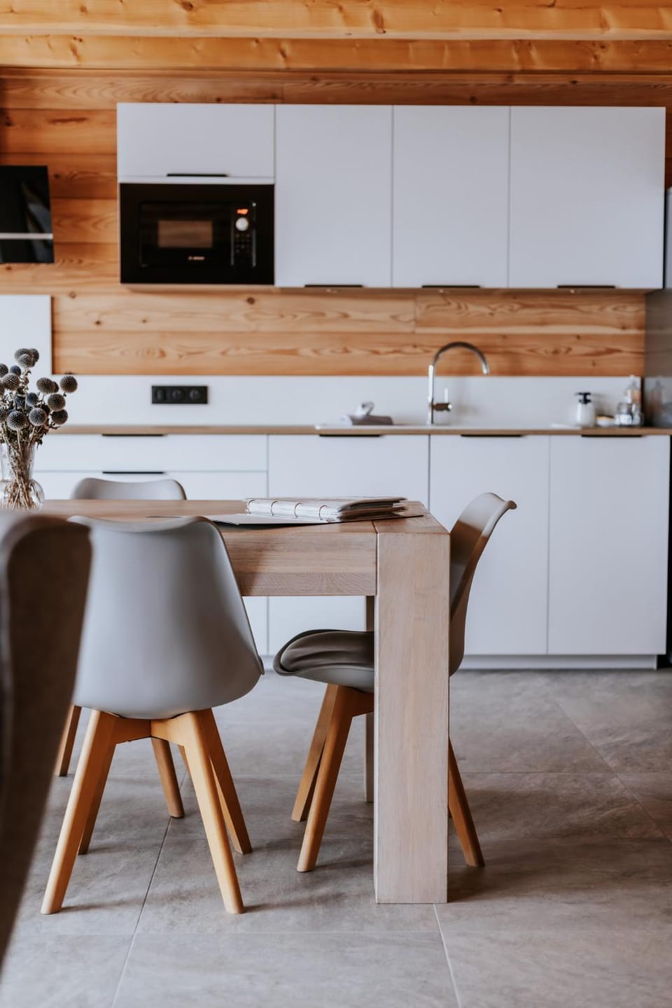 Kitchen or kitchenette, Dining area