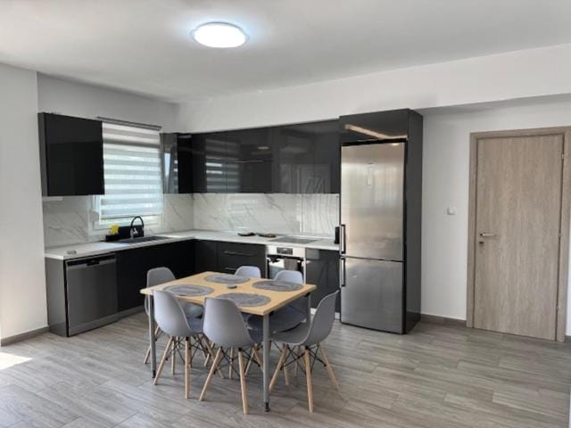 Kitchen or kitchenette, Dining area