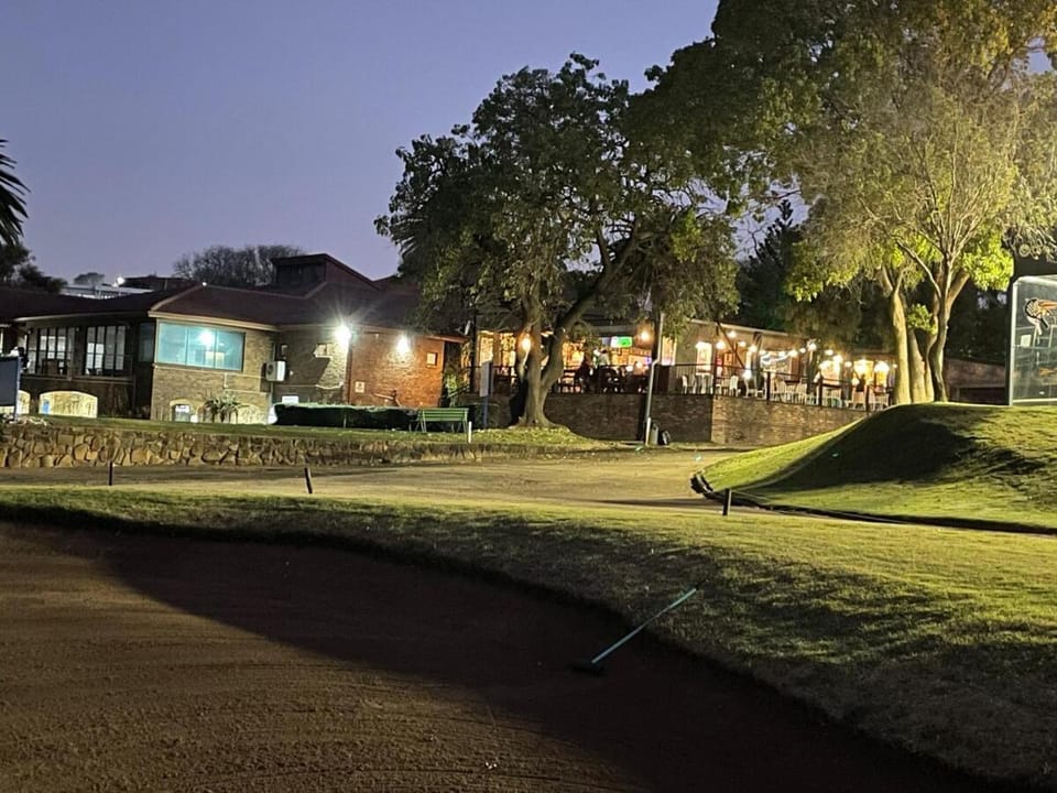 Studio APT with pool and jacuzzi at the golf course Apartment in Gauteng