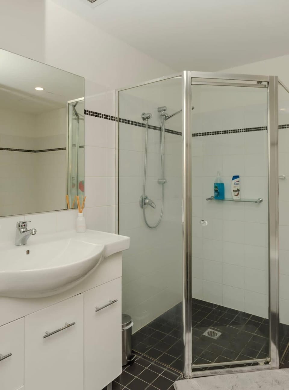 Cozy Yet Modern Stay near Train Station and Hospital Apartment in Wollongong